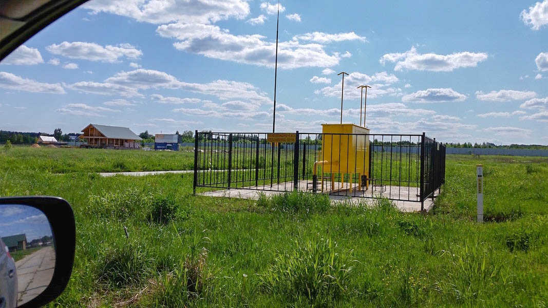 Коммуникации подведены к границам участков и работают